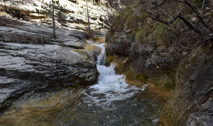 Balade de St-Génis dans les Gorges du Riou - Pays du Buëch- entre Sisteron et Serre-ponçon  (Crédits : Sabine Meneut)