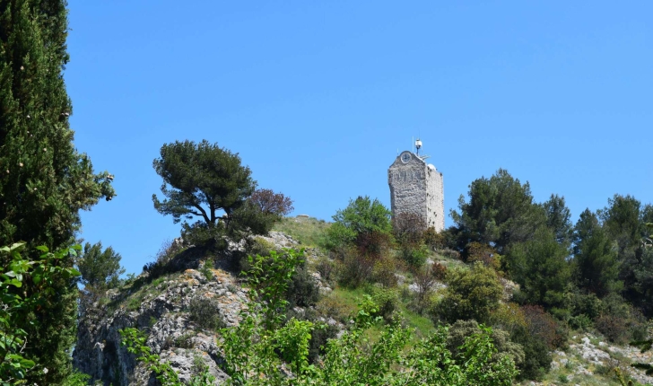 Balade de Simiane Collongue - Tour Sarrasine (Crédits : Léa Charbonnier)