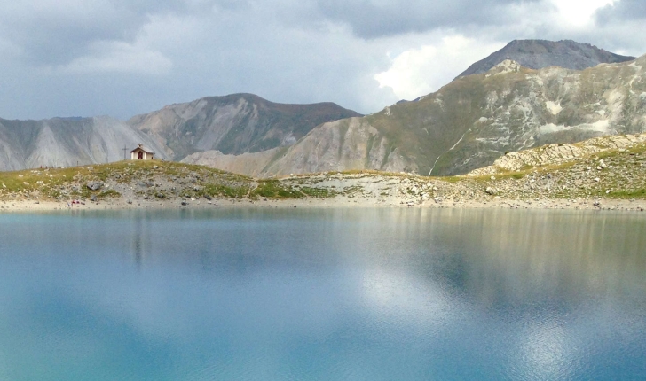 Lac et chapelle Saint-Anne (Crédits : Florian Fauchier)