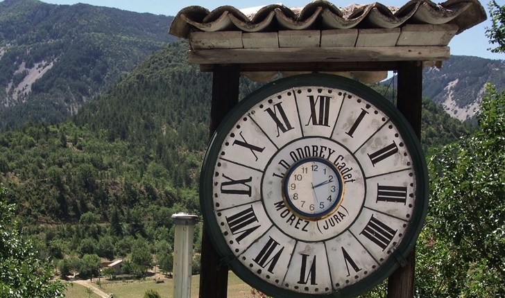 L'horloge de Saint-Léger du Ventoux (crédits Jori Avlis)