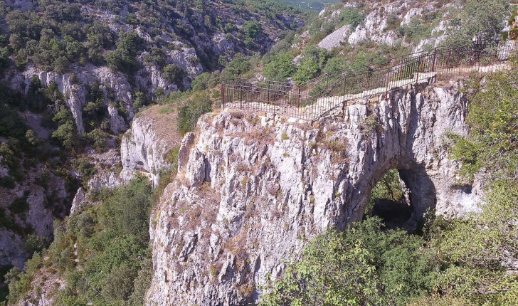 Le belvédère sur son arche de pierre au point de départ du sentier (Crédits: Richard Gavaudan)