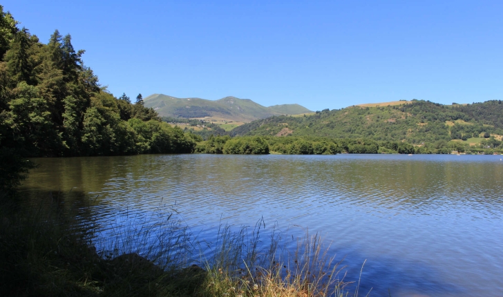 Lac Chambon et les Monts Dore (Crédits: Thibault Rudel - Natural Solutions)