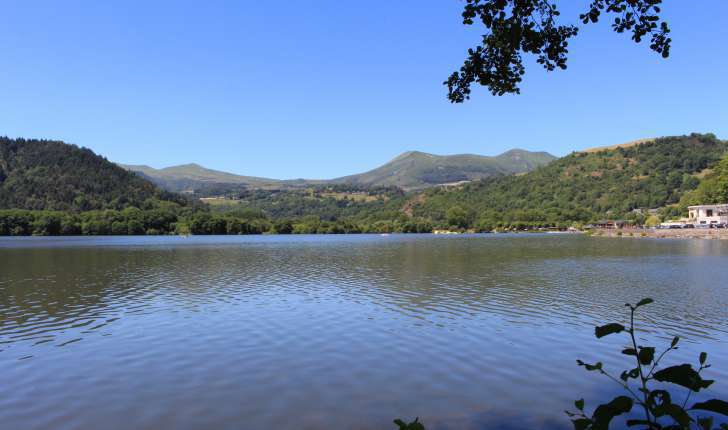 Lac Chambon et les Monts Dore (Crédits: Thibault Rudel - Natural Solutions)