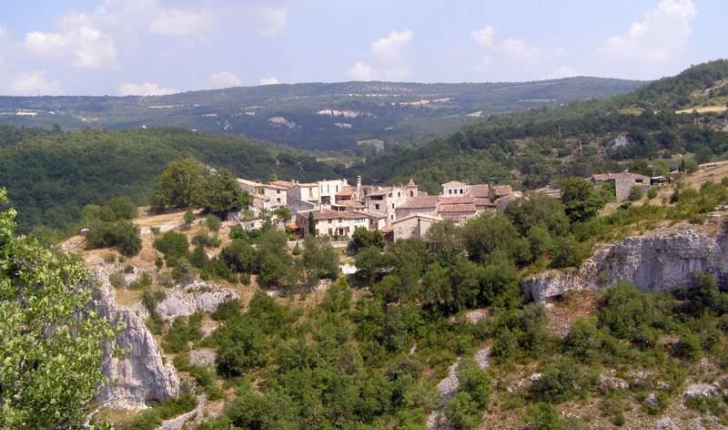 Le village médiéval d'Oppédette garde l'entrée des gorges (Crédits: Elian Gossiome)