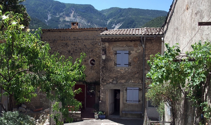 Centre du village de Saint-Léger-du-Ventoux (crédits Jori Avlis)
